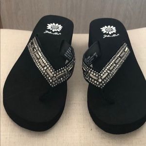 Yellow Box “Allure” flip flops size 7.5 NEW
